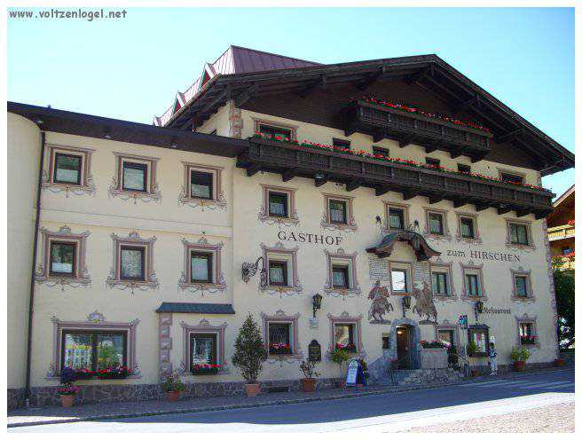 Vue panoramique sur les montagnes alpines et les bains thermaux de Längenfeld, Autriche.
