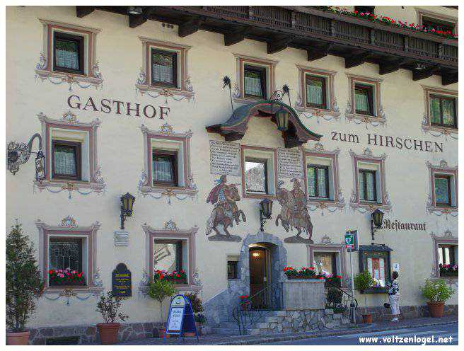 Vue panoramique sur les montagnes alpines et les bains thermaux de Längenfeld, Autriche.