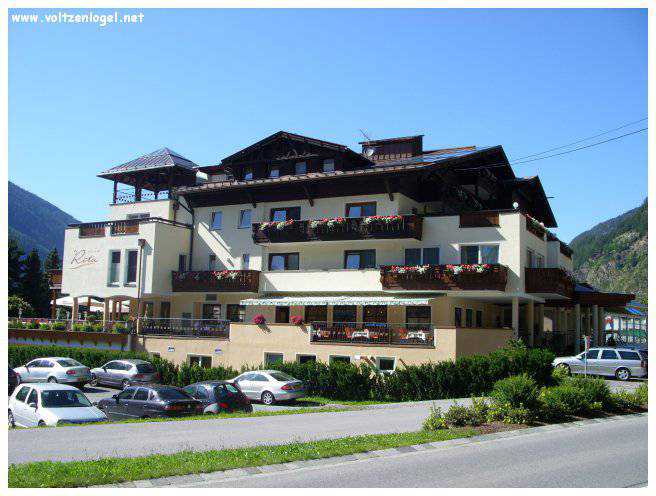Vue panoramique sur les montagnes alpines et les bains thermaux de Längenfeld, Autriche.