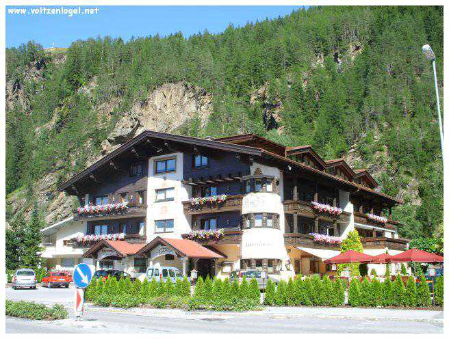 Vue panoramique sur les montagnes alpines et les bains thermaux de Längenfeld, Autriche.