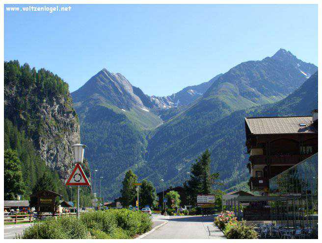 Vue panoramique sur les montagnes alpines et les bains thermaux de Längenfeld, Autriche.