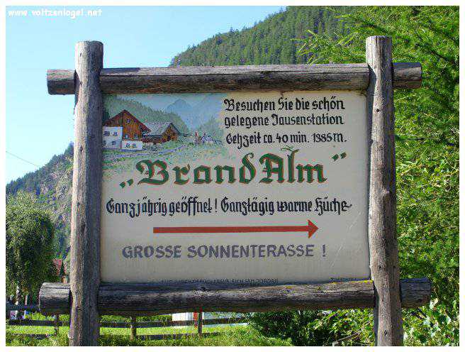 Vue panoramique sur les montagnes alpines et les bains thermaux de Längenfeld, Autriche.