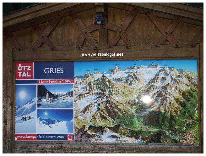 Vue panoramique sur les montagnes alpines et les bains thermaux de Längenfeld, Autriche.