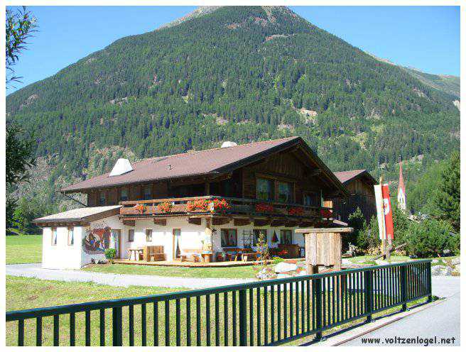 Vue panoramique sur les montagnes alpines et les bains thermaux de Längenfeld, Autriche.