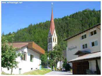 Le village tyrolien de Längenfeld, la vallée de Ötz au Tyrol en Autriche