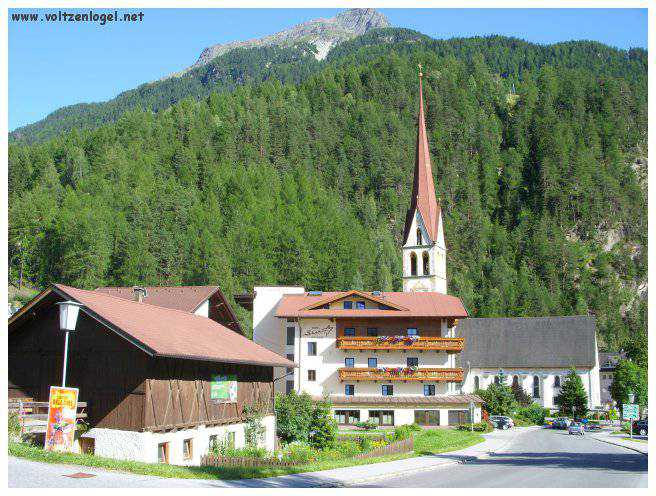 Vue panoramique sur les montagnes alpines et les bains thermaux de Längenfeld, Autriche.