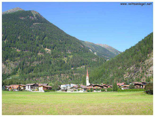 Vue panoramique sur les montagnes alpines et les bains thermaux de Längenfeld, Autriche.