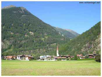 Le village tyrolien de Längenfeld, la vallée de Ötz au Tyrol en Autriche