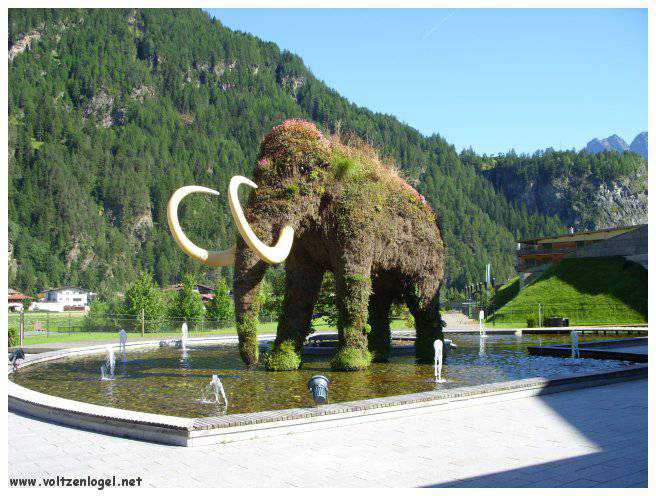Vue panoramique sur les montagnes alpines et les bains thermaux de Längenfeld, Autriche.