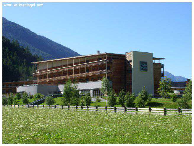Vue panoramique sur les montagnes alpines et les bains thermaux de Längenfeld, Autriche.