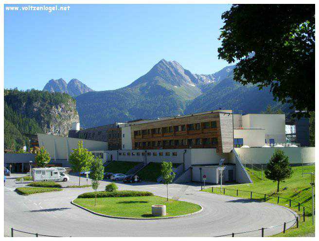 Vue panoramique sur les montagnes alpines et les bains thermaux de Längenfeld, Autriche.