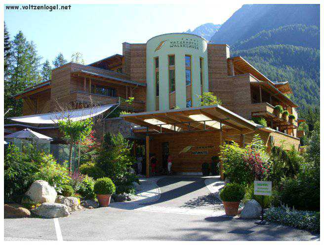 Vue panoramique sur les montagnes alpines et les bains thermaux de Längenfeld, Autriche.