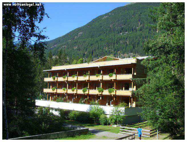 Vue panoramique sur les montagnes alpines et les bains thermaux de Längenfeld, Autriche.