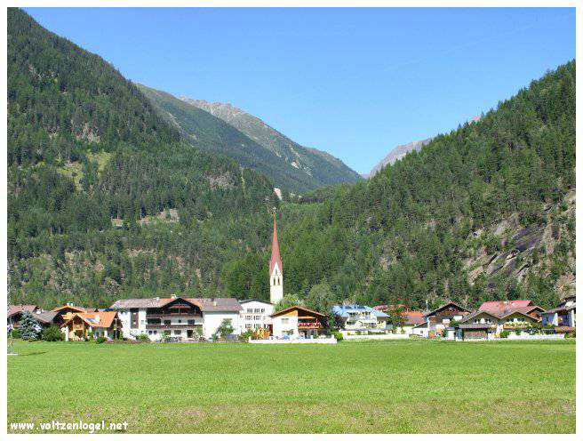 Vue panoramique sur les montagnes alpines et les bains thermaux de Längenfeld, Autriche.