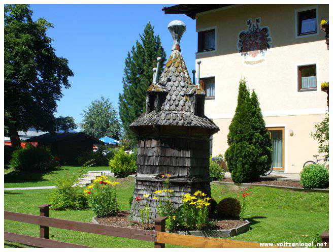 Vue panoramique sur les montagnes alpines et les bains thermaux de Längenfeld, Autriche.