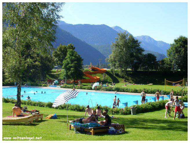 Vue panoramique sur les montagnes alpines et les bains thermaux de Längenfeld, Autriche.