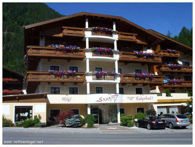 Vue panoramique sur les montagnes alpines et les bains thermaux de Längenfeld, Autriche.