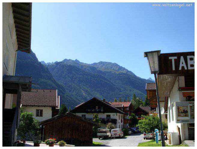 Vue panoramique sur les montagnes alpines et les bains thermaux de Längenfeld, Autriche.