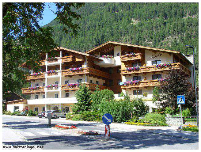 Vue panoramique sur les montagnes alpines et les bains thermaux de Längenfeld, Autriche.