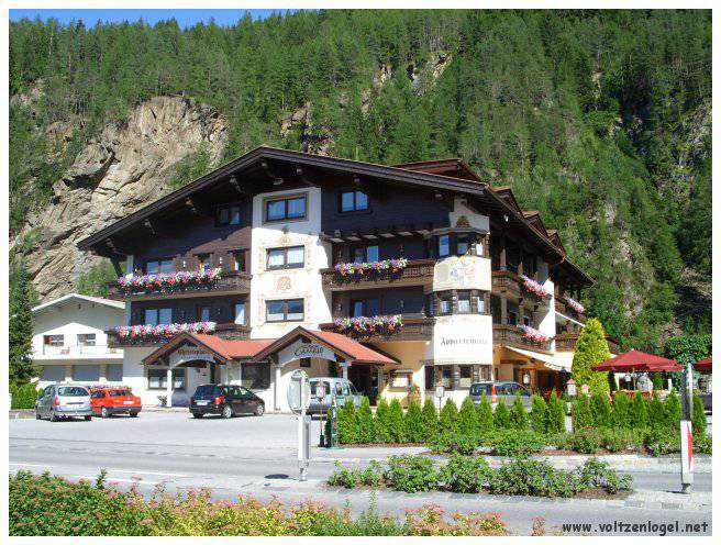 Vue panoramique sur les montagnes alpines et les bains thermaux de Längenfeld, Autriche.