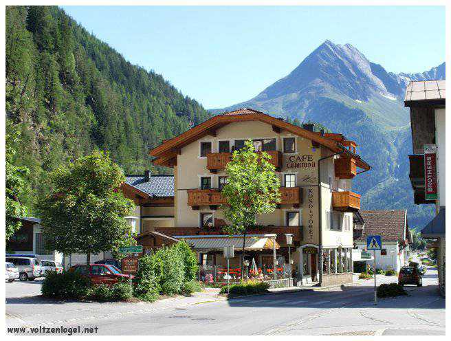 Vue panoramique sur les montagnes alpines et les bains thermaux de Längenfeld, Autriche.