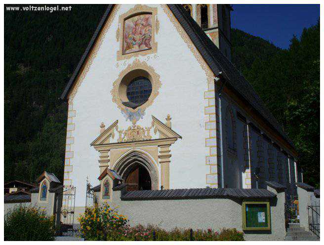 Vue panoramique sur les montagnes alpines et les bains thermaux de Längenfeld, Autriche.