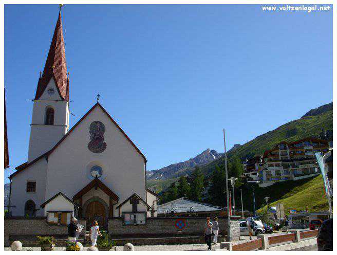 Vue aérienne du village alpin d'Obergurgl, où la nature majestueuse rencontre l'aventure.
