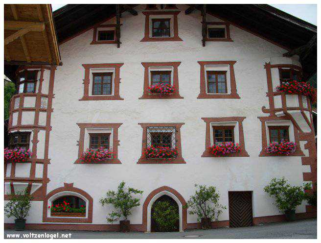 Vue panoramique du lac Piburgersee au cœur des Alpes autrichiennes.