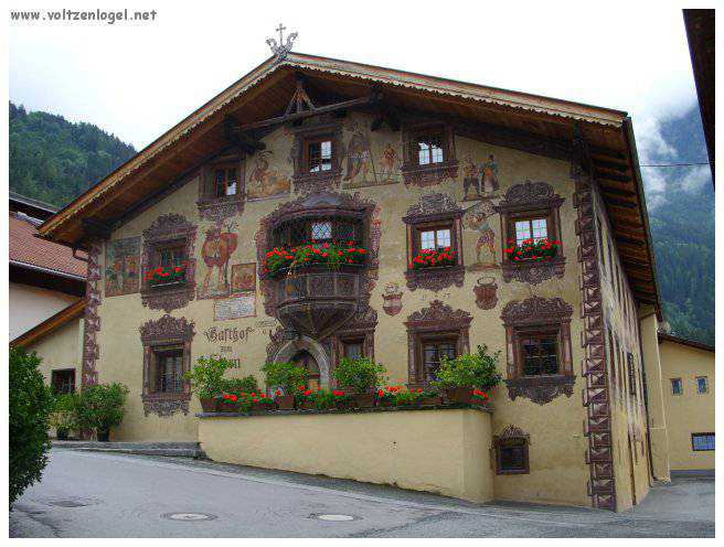 Vue panoramique du lac Piburgersee au cœur des Alpes autrichiennes.
