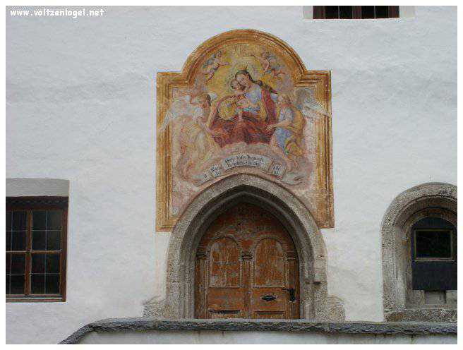 Vue panoramique du lac Piburgersee au cœur des Alpes autrichiennes.