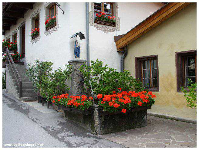 Vue panoramique du lac Piburgersee au cœur des Alpes autrichiennes.