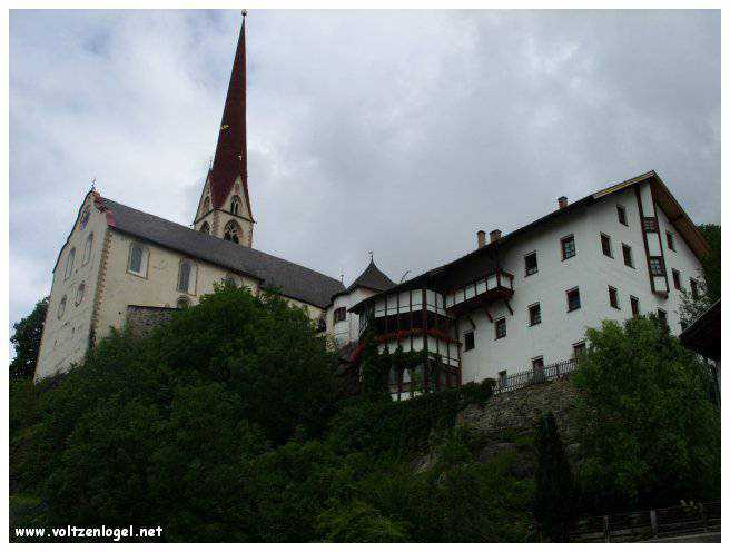 Vue panoramique du lac Piburgersee au cœur des Alpes autrichiennes.