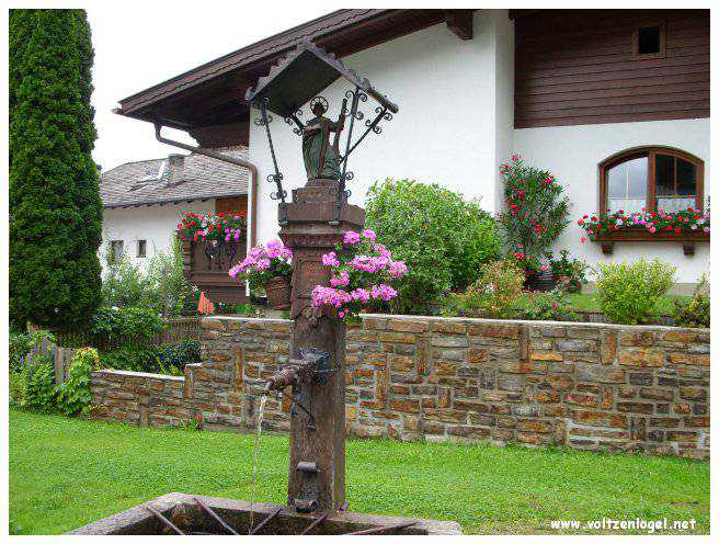 Vue panoramique du lac Piburgersee au cœur des Alpes autrichiennes.