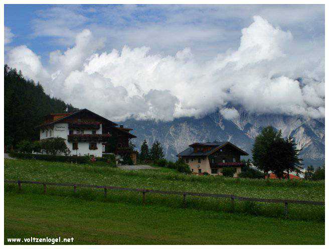 Vue panoramique du lac Piburgersee au cœur des Alpes autrichiennes.