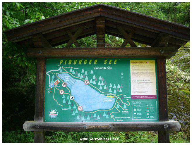 Vue panoramique du lac Piburgersee au cœur des Alpes autrichiennes.