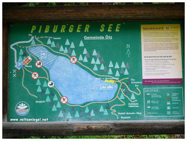 Vue panoramique du lac Piburgersee au cœur des Alpes autrichiennes.