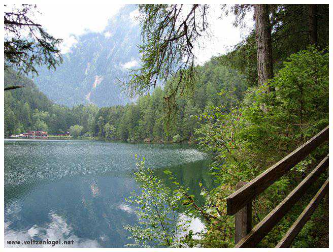Vue panoramique du lac Piburgersee au cœur des Alpes autrichiennes.