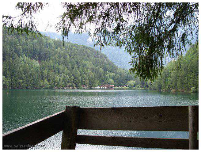 Vue panoramique du lac Piburgersee au cœur des Alpes autrichiennes.