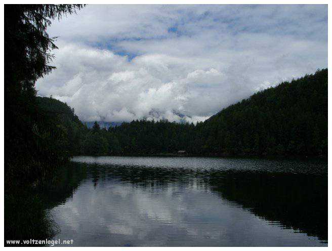 Vue panoramique du lac Piburgersee au cœur des Alpes autrichiennes.