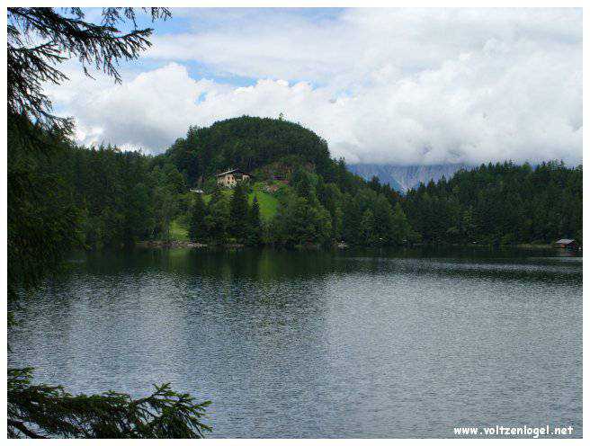 Vue panoramique du lac Piburgersee au cœur des Alpes autrichiennes.