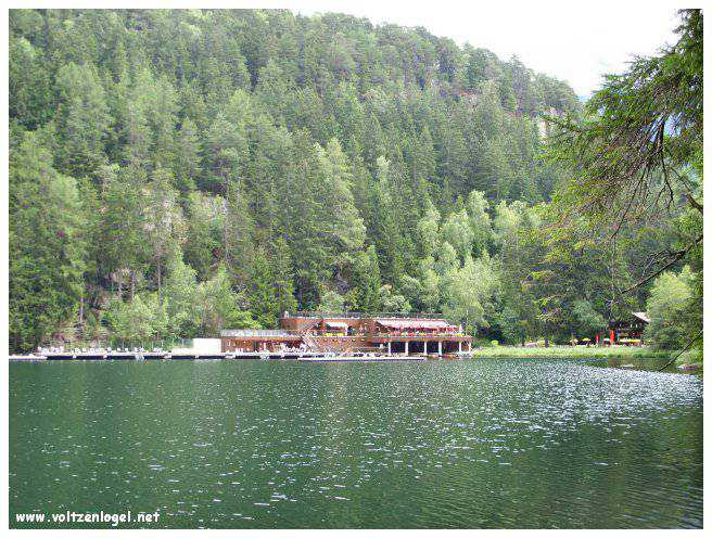 Vue panoramique du lac Piburgersee au cœur des Alpes autrichiennes.