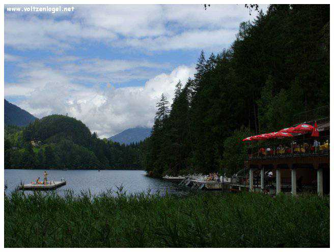 Vue panoramique du lac Piburgersee au cœur des Alpes autrichiennes.