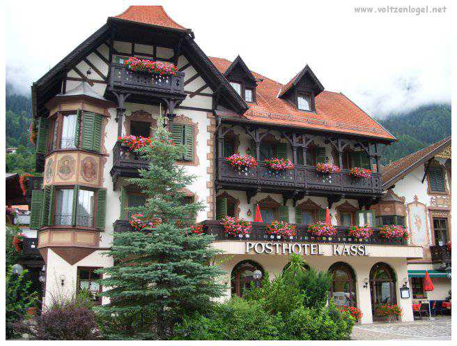 Vue panoramique du lac Piburgersee au cœur des Alpes autrichiennes.