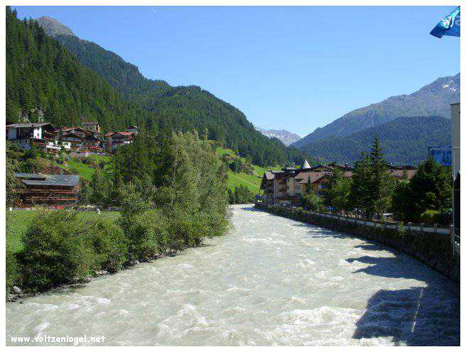 Vue panoramique des sommets enneigés et de la culture vibrante de Sölden, Tyrol.