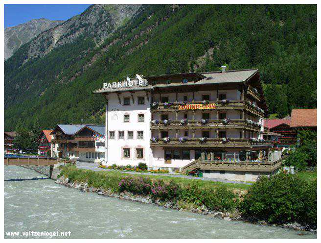 Vue panoramique des sommets enneigés et de la culture vibrante de Sölden, Tyrol.
