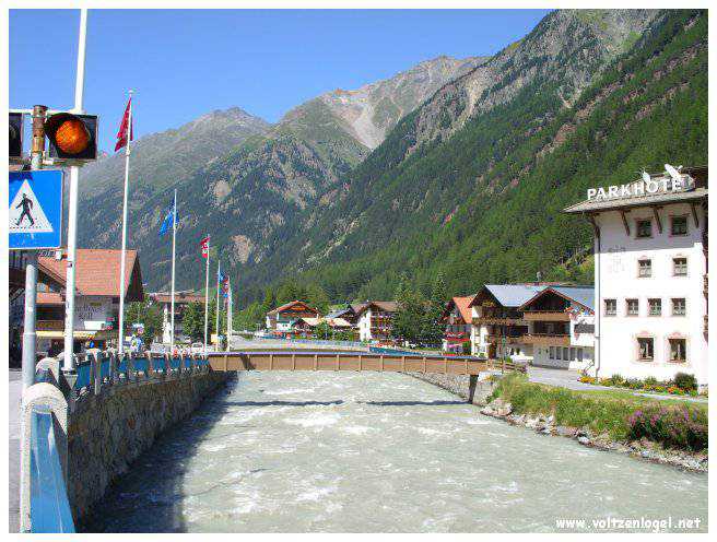 Vue panoramique des sommets enneigés et de la culture vibrante de Sölden, Tyrol.