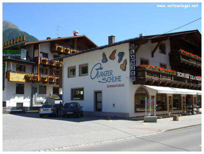 Vue panoramique des sommets enneigés et de la culture vibrante de Sölden, Tyrol.