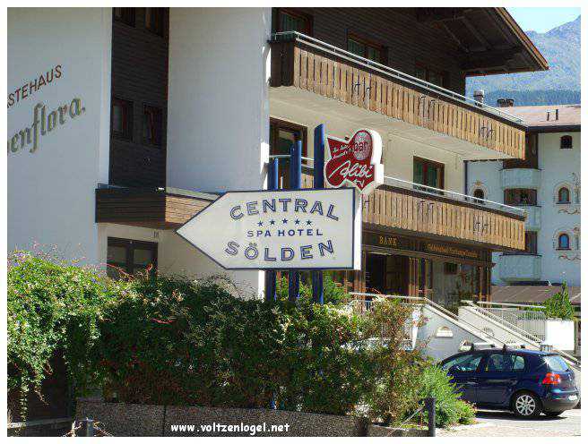 Vue panoramique des sommets enneigés et de la culture vibrante de Sölden, Tyrol.