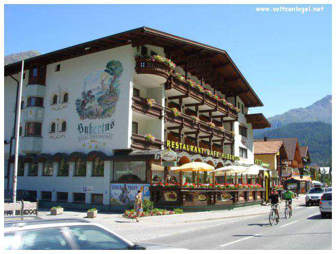 Vue panoramique des sommets enneigés et de la culture vibrante de Sölden, Tyrol.