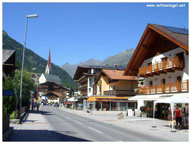 Vue panoramique des sommets enneigés et de la culture vibrante de Sölden, Tyrol.